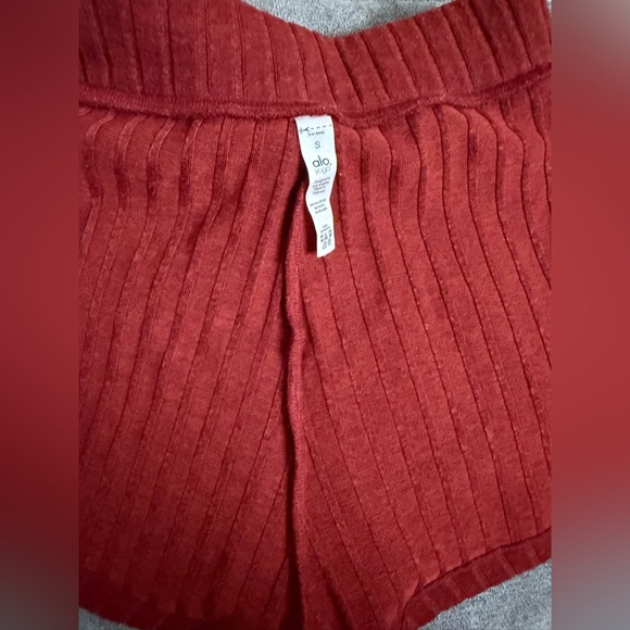 ALO Yoga Take Comfort Heather Burgundy Shorts with front pockets - Picture 3 of 9
